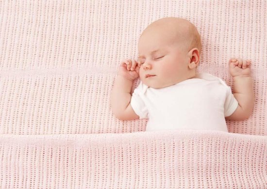 宝宝在睡觉时，有点声音就会醒来，该怎么办？