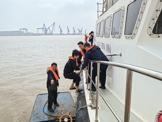 连云港海事局迅速救助自制铁皮<em>船</em>两遇险人员