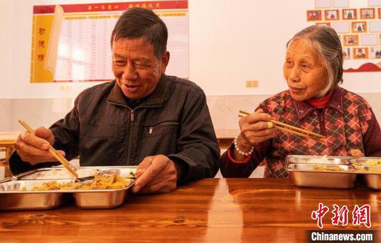 （乡村行·看振兴）江西吉水：村口的老年食堂带来老人的幸福“食...