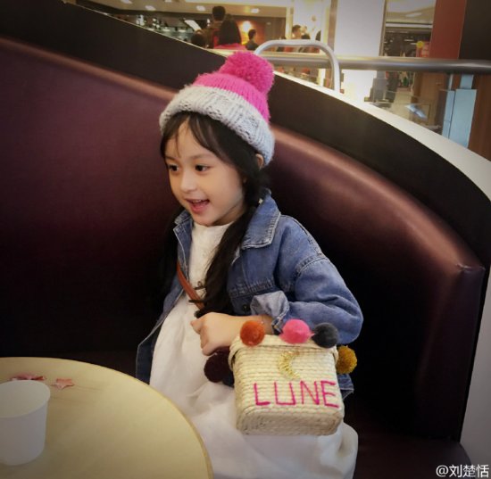 刘楚恬/6岁小芈月香港逛街扫货人小鬼大时尚感足（图）