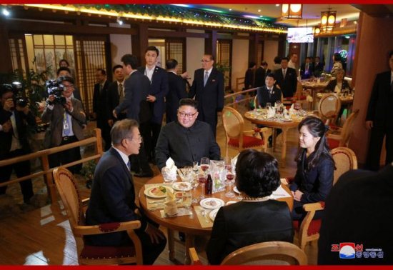 朝韩首脑海鲜饭店用餐：市民高呼“万岁” 有人落泪