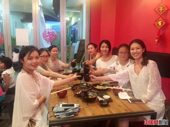 中国 澳大利亚/澳大利亚的中国留学生在中国春节这一天团聚在一起吃饭庆祝春节...
