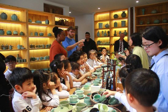 编蛋套、做青瓷、吃茶叶蛋……外国友人在宁波畅享非遗
