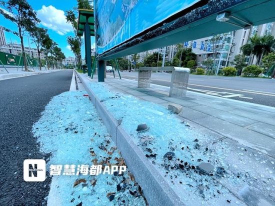 当心！福州一公交站未启用就被砸，<em>玻璃碎了</em>一地