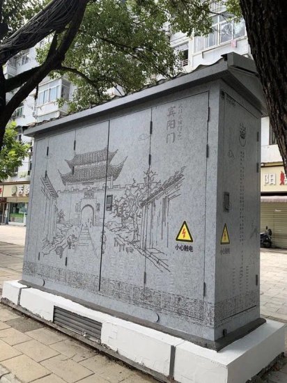 街头一群老<em>武汉</em>在围观 原来是配电柜变了“文物箱”