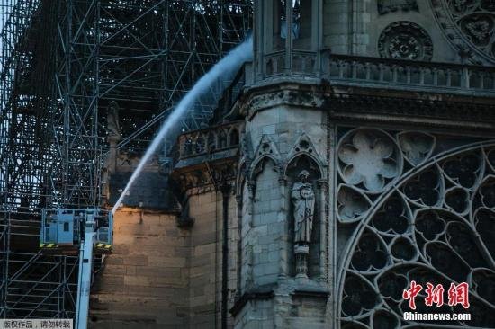 巴黎圣母院大火扑灭 2名警察和1名消防员受轻伤
