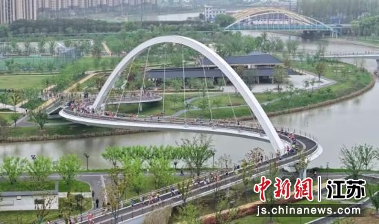 国内外万余名跑友在奔跑中感受<em>江阴</em>城市活力与魅力