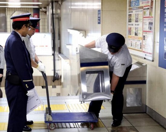 地铁 东京/地铁工作人员撤去垃圾箱（朝日新闻）