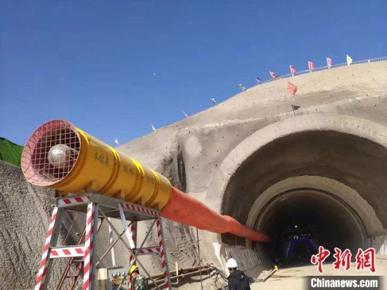 兰州至新疆第二高铁通道兰张三四线首座隧道贯通