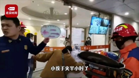 安徽蚌埠：小女孩被夹<em>商场玻璃</em>门，物业经理竟阻拦消防员救人