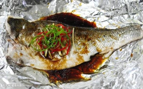 锡纸烤<em>海鲈鱼</em>，原汁原味的海鲜，正确吃法！