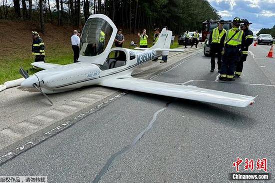 美国一架<em>飞机</em>在高速公路紧急迫降 与地面汽车碰撞