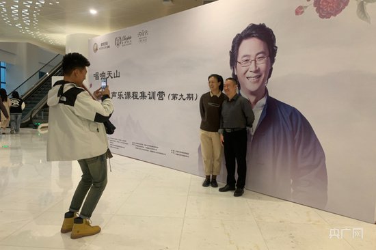 上海音乐学院院长<em>廖昌永</em>在乌鲁木齐授课