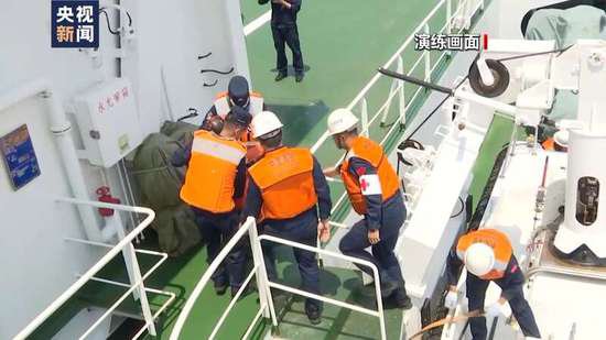 细节来了！中国海警在我<em>黄岩</em>岛海域开展海上救生训练
