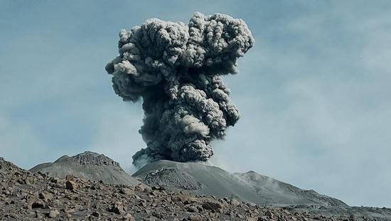 秘鲁萨班卡亚火山频繁喷发 维持橙色警戒状态