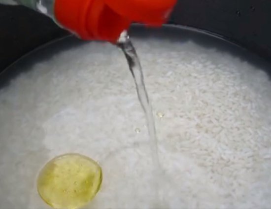 蒸米饭时直接加水是大错，多做一步，米粉粒粒分明，松软好吃