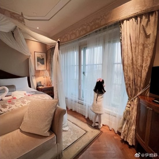 伊能静携6岁女儿旅行，带她住超奢华公主房，网友：<em>房间</em>太漂亮了