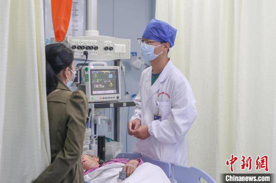 国际护士节将至 探访江西南昌急诊男护士长的日常工作