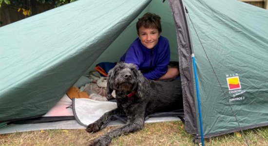 13岁<em>男孩</em>在户外帐篷里睡三年 成功筹集70多万英镑