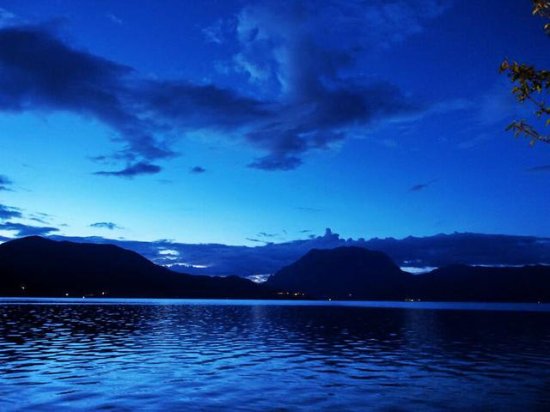 <em>国内排名前</em>三美的湖，看过它的晴雨日夜，才算了解这片山和水