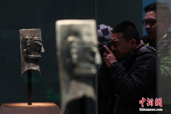 三星堆“金面具”“竖<em>披发</em>青铜人像”在上海博物馆东馆开箱布展