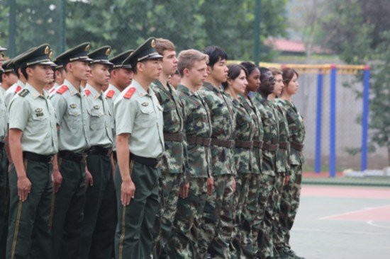 中国 进军营/立正、稍息、向左转，八位留学生初入军营