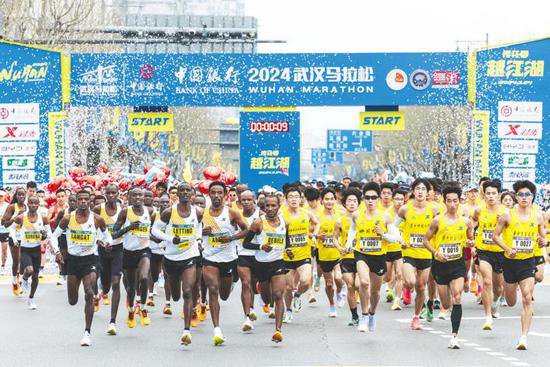 2024武汉马拉松开跑 3万人一起跨江越湖