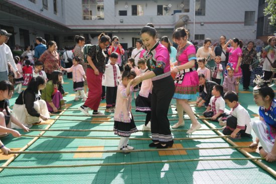 湖南绥宁：民俗文化走进幼儿园 喜迎苗族“四月八姑娘节”