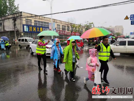 兰山：汪沟小学家长志愿者风雨中呵护孩子安全