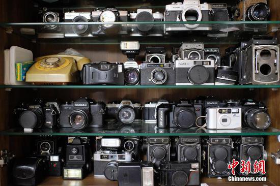 广西老铁路工人收藏400件中外相机“如数家珍”