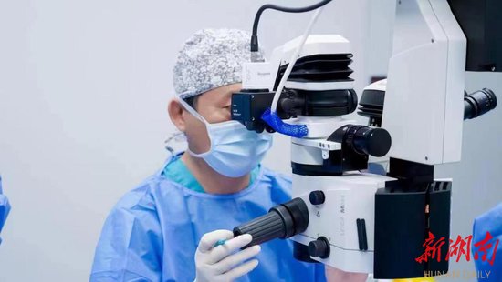 全国首批新一代散光矫正型白内障手术在爱尔眼科成功完成