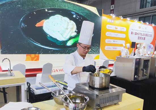 柳州一职校烹饪系师生在第八届HOTELEX明日之星厨师大赛荣获...