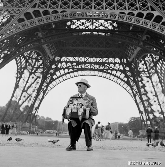 老照片 50<em>年代</em>的<em>法</em>国巴黎 悠闲自在的巴黎人
