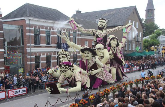 荷兰小镇举行梵高主题花车游行 纪念其逝世125周年(高清组图)