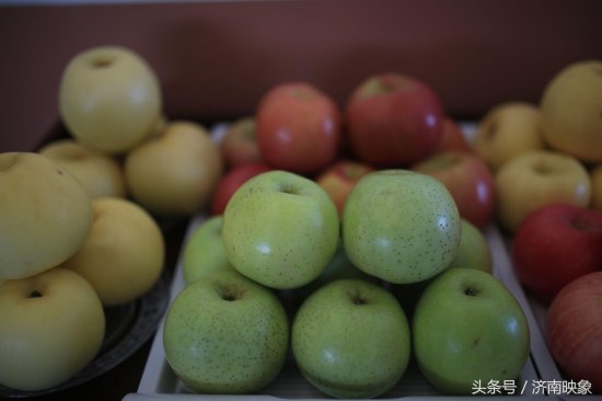这种苹果有个奇怪<em>的名字</em>叫“王林”，特别好吃而且很贵