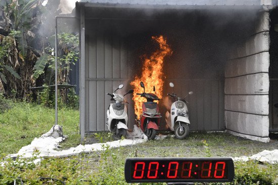 四川<em>消防</em>对比实验：电动自行车起火 哪种灭火方式更有效？