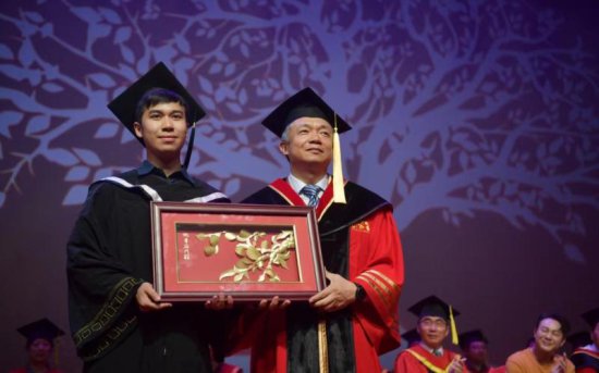 北京电影学院举行毕业典礼，演员张颂文寄语毕业生未来一路鲜花