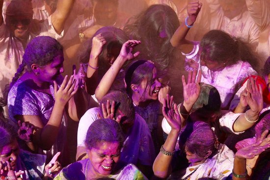 印度班加罗尔庆祝胡里节 民众彩色粉末海洋中尽情狂欢