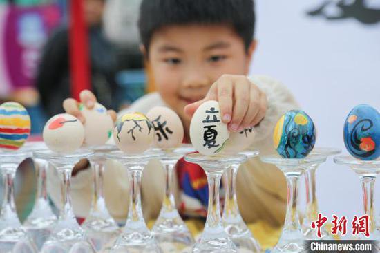 画彩蛋、秤人……重庆多彩民俗活动迎立夏