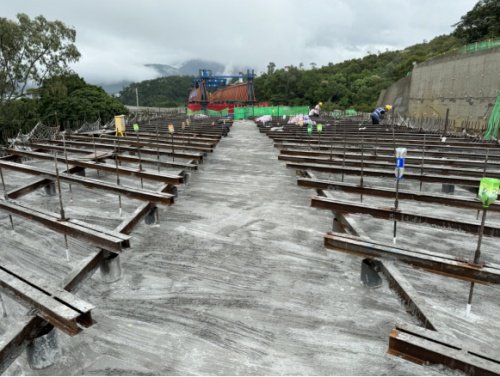 中铁九局坪西路市政一标项目40m钢混梁桥面铺装浇筑完成