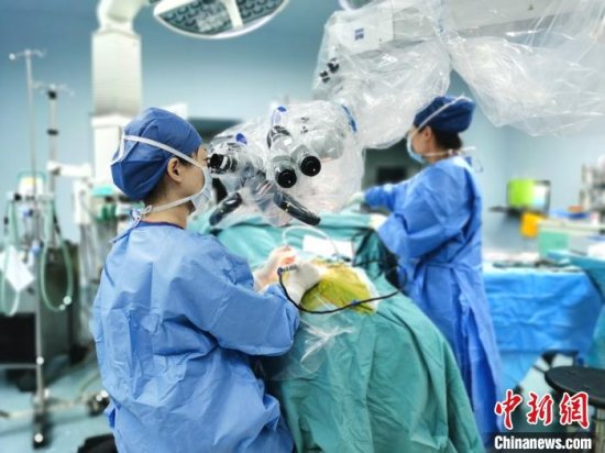成功植入耳蜗 上海专家为四位湖北患儿重开有<em>声</em>世界之门