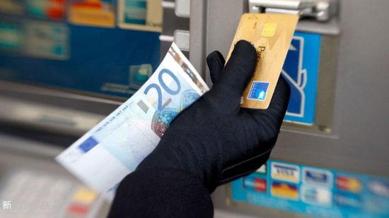 法国一男子因在ATM取款机上涂抹便便被捕