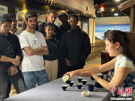 茶与咖啡的“碰撞” 留学生在浙江乡村感受中西文化交流