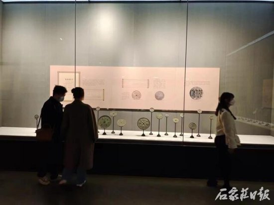 参观古代铜镜展 领略传统文化魅力