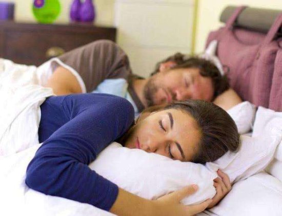 为什么人在睡觉的时身体会抖一下? 专家说出缘由, 终于可以放心了