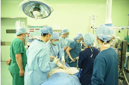 哈医大二院成功完成双肺移植手术 让肺间质纤维化患者重获新生