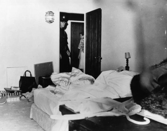 1962年玛丽莲梦露裸死在卧室，遗体被警察包裹抬出，死因至今...