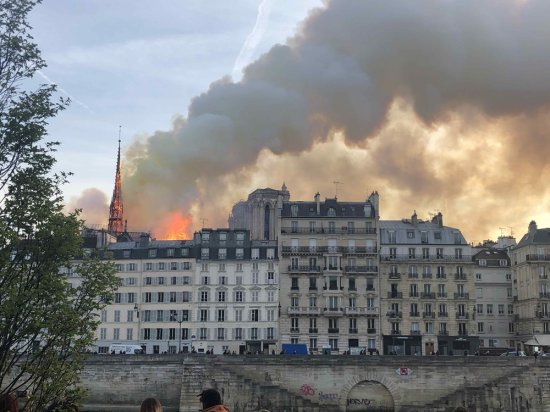<em>巴黎圣母院大火</em>已被控制 建筑主体得以保留