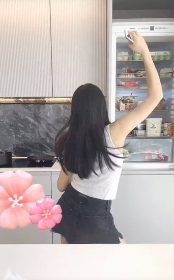 李湘12岁女儿国外家中跳舞！一双胳膊瘦成竹竿，厨房装修十分...