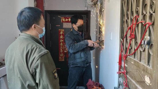 暖气管跑水楼下遭殃！北京一社区紧急拆窗抢修解燃眉之急